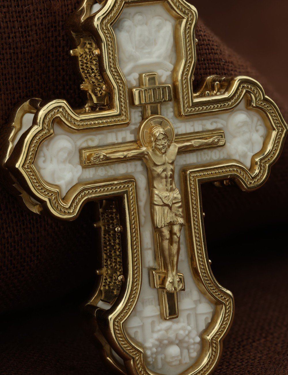 Крест из лимонного золота c бивнем мамонта