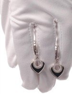 Серьги из белого золота c бриллиантами и ониксом