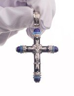 Крест из белого золота c ониксом, агатом и лазуритом