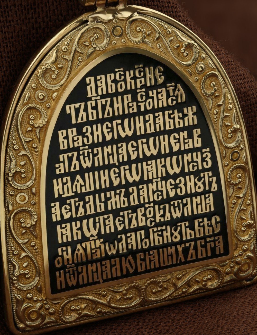 Образок из лимонного золота c эмалью, хризопразом и бивнем мамонта