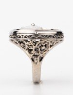 Кольцо из белого золота c ониксом и перламутром