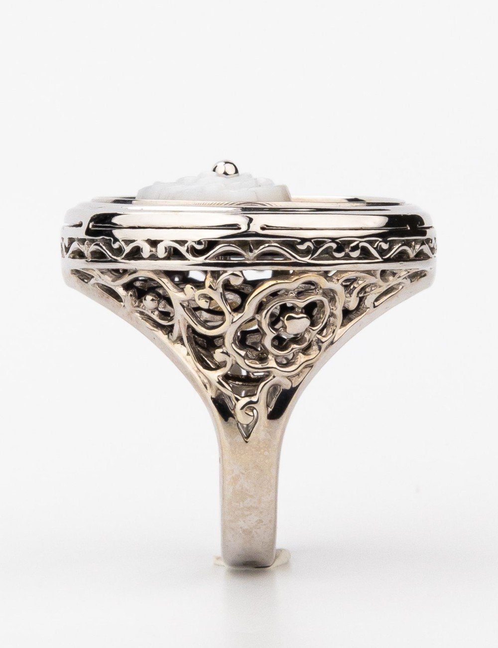 Кольцо из белого золота c ониксом и перламутром