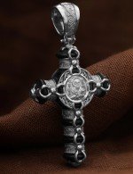 Крест из белого золота c ониксом