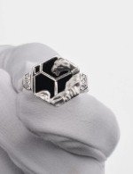 Кольцо из белого золота c бриллиантами и ониксом