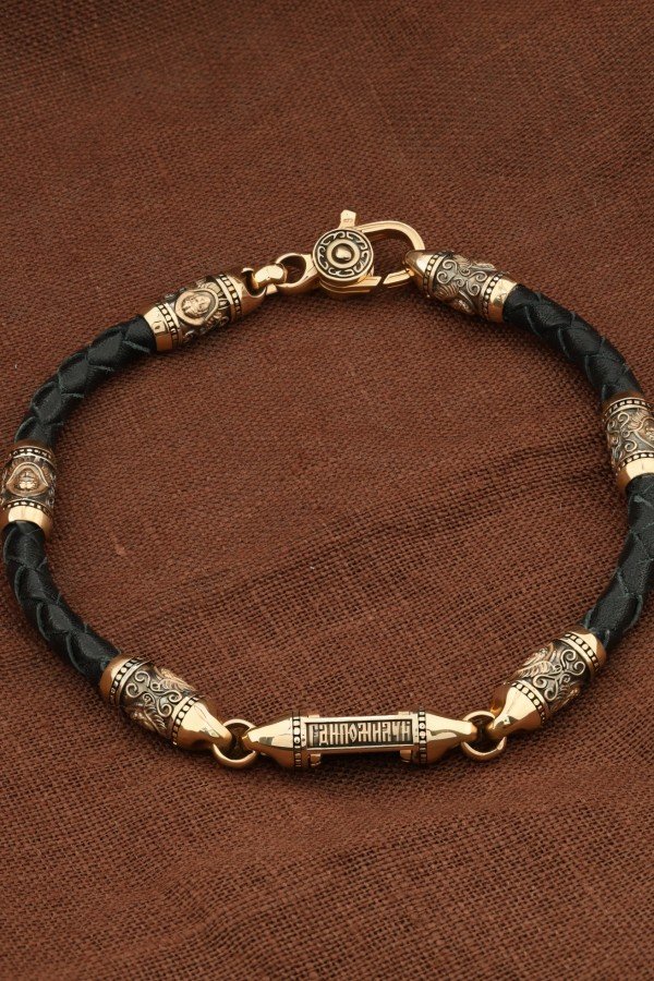 Браслет из золота c кожаным шнурком и ониксом
