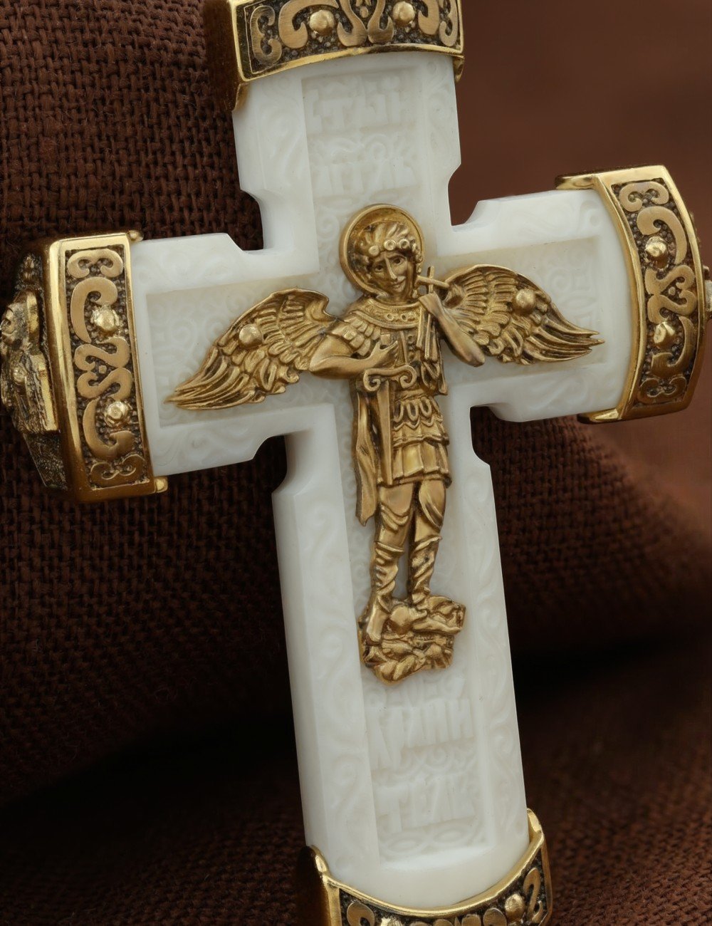 Крест из лимонного золота c бивнем мамонта