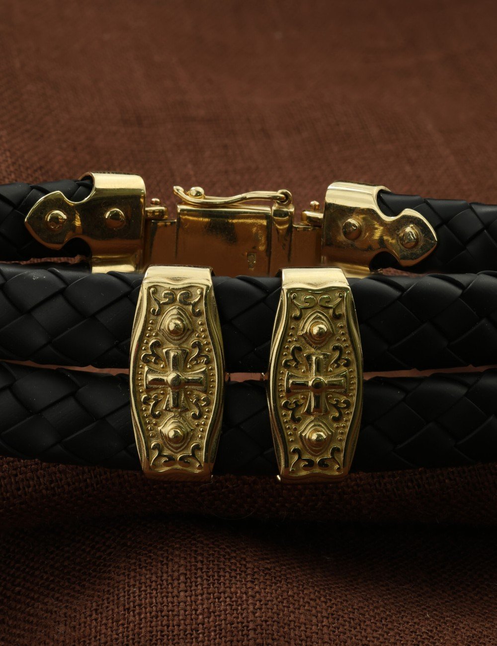 Браслет из золота c шнурком