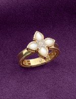 Кольцо из золота c бриллиантами и перламутром