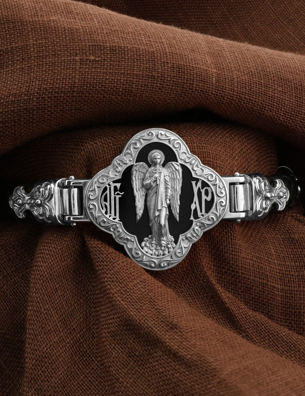 Браслет из белого золота c шнурком и ониксом