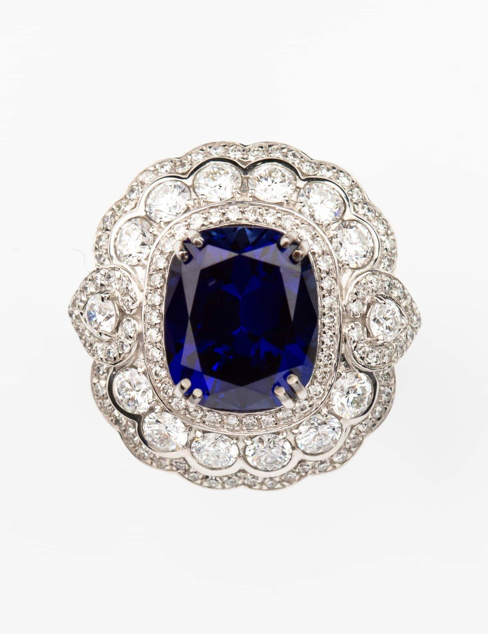 Кольцо из белого золота c бриллиантами и сапфиром