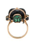 Кольцо из золота c бриллиантами, сапфиром, изумрудом и ониксом