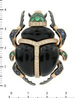 Подвеска из золота c бриллиантами, сапфиром, изумрудом и ониксом