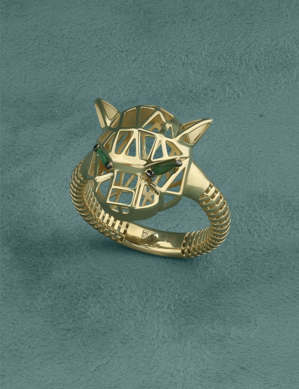 Кольцо из лимонного золота c изумрудом