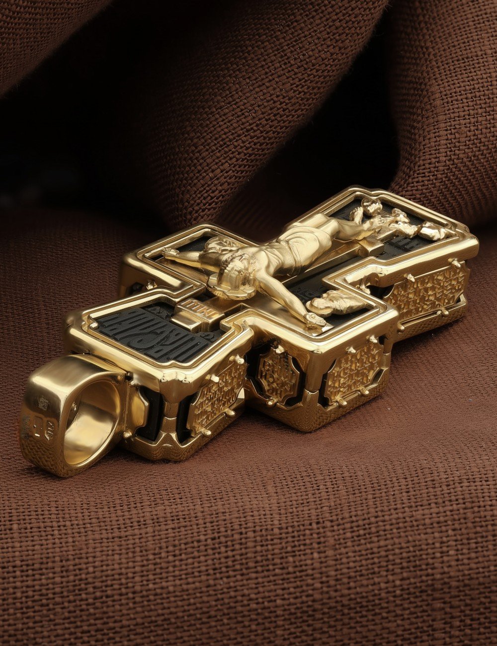 Крест из лимонного золота c эбеновым деревом