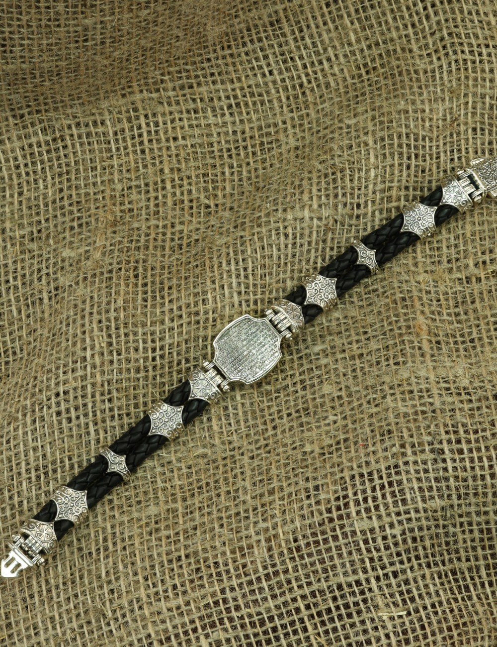 Браслет из серебра и золота c кожаным шнурком и ониксом