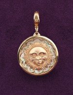 Подвеска из золота c ониксом и перламутром