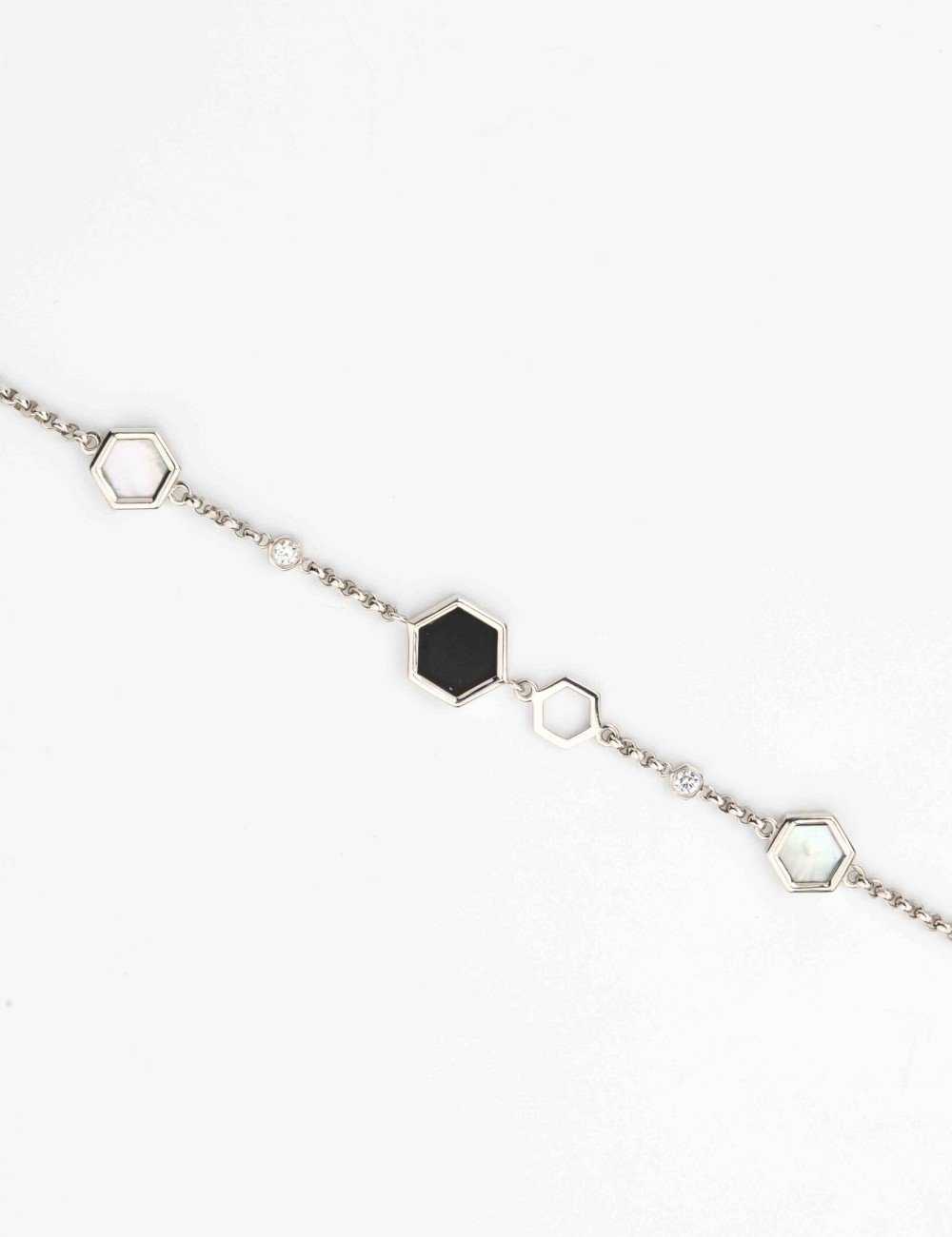 Браслет из белого золота c бриллиантами, ониксом и перламутром