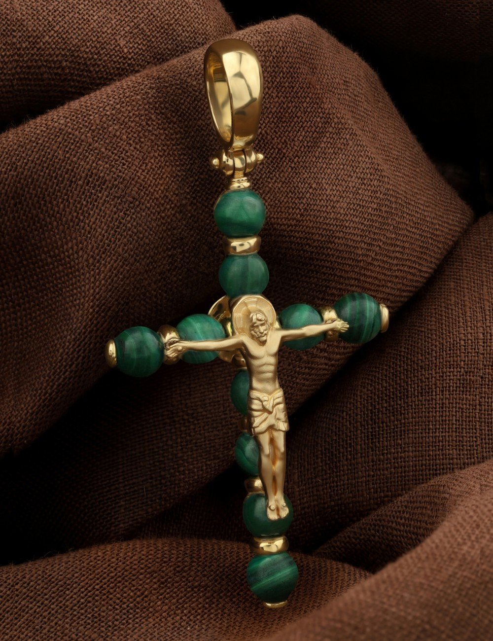Крест из лимонного золота c малахитом