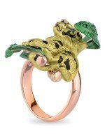 Кольцо из золота c эмалью и изумрудом