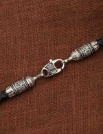 Гайтан из белого золота c кожаным шнурком