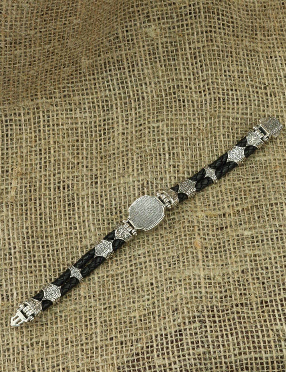 Браслет из серебра и золота c кожаным шнурком и ониксом