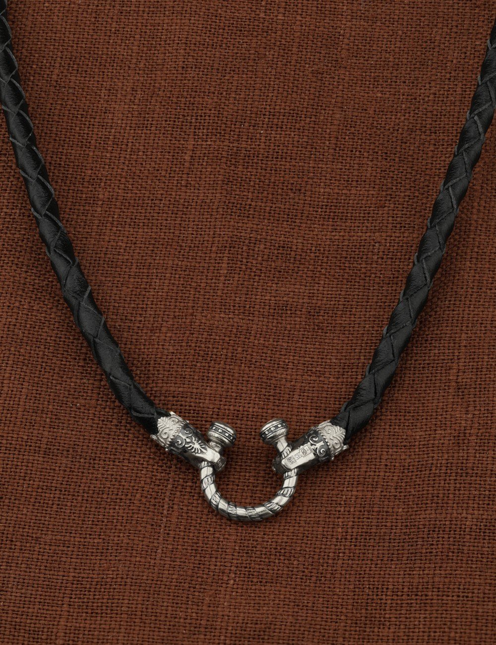 Гайтан из белого золота c кожаным шнурком