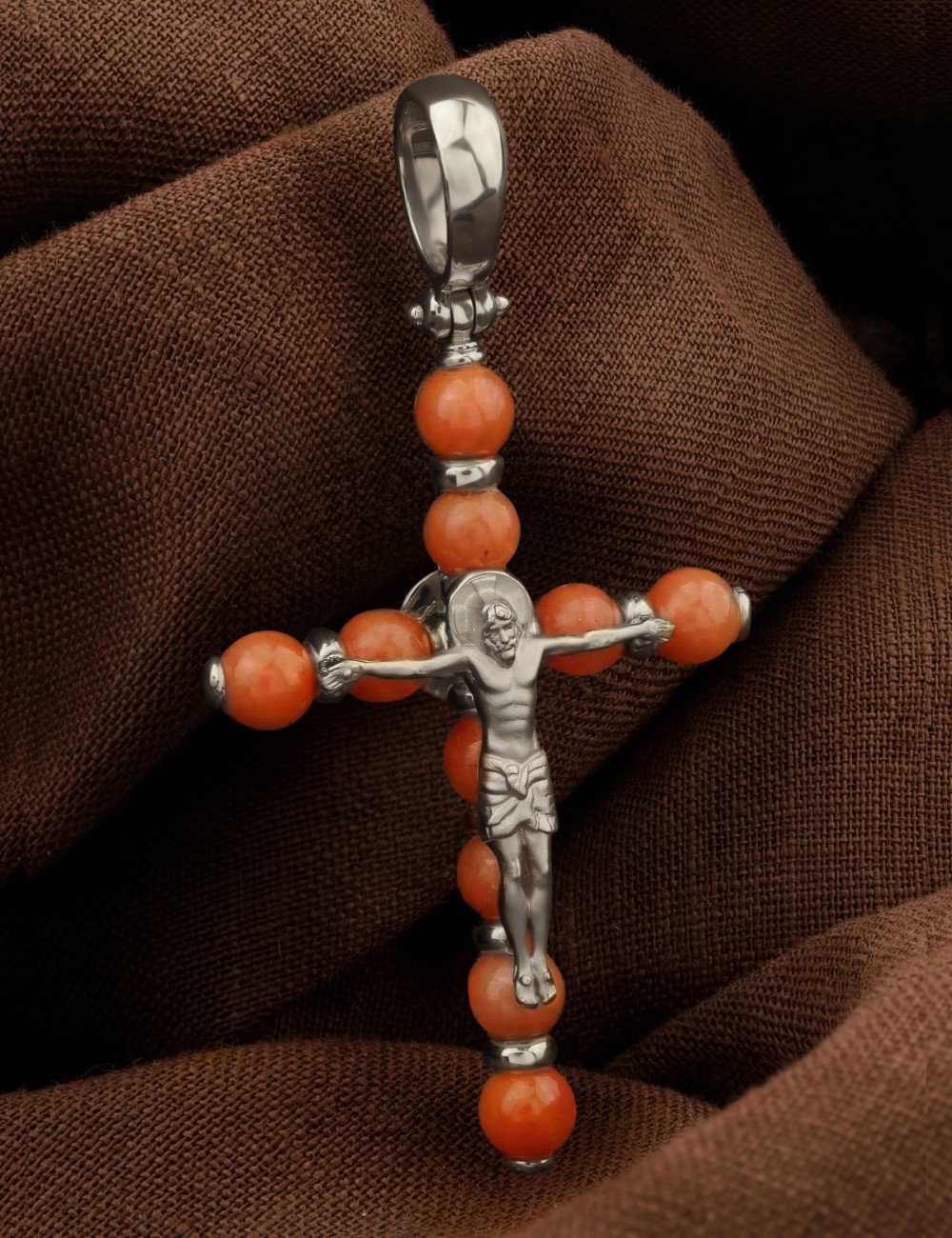 Крест из белого золота c кораллом