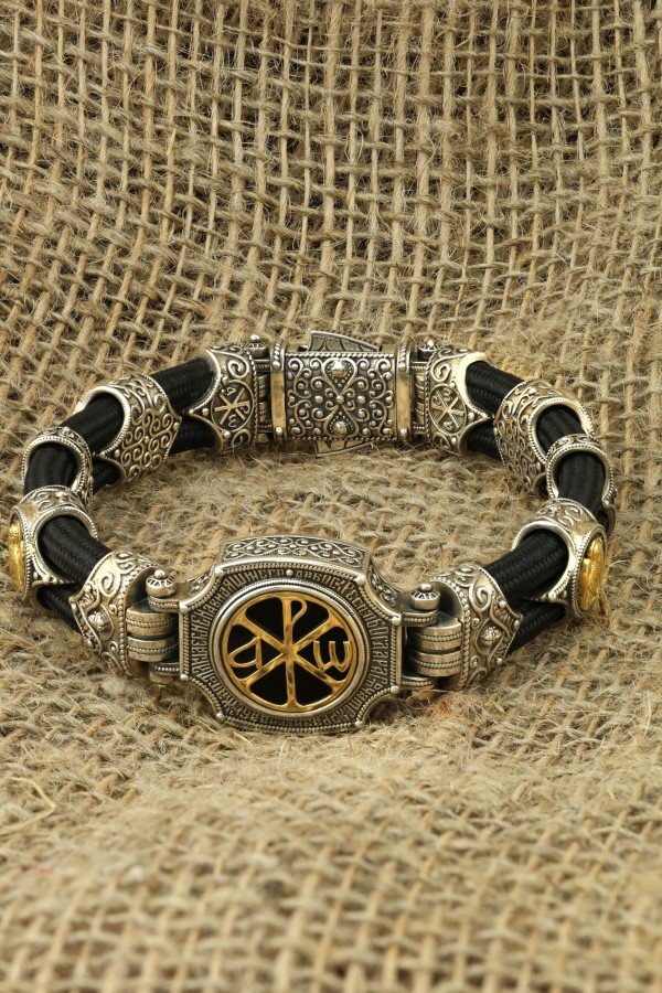 Браслет из серебра и золота c ониксом и шёлковым шнурком