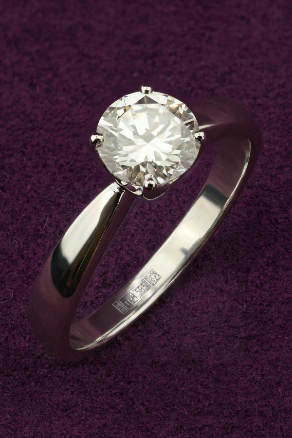 Кольцо из белого золота c бриллиантами