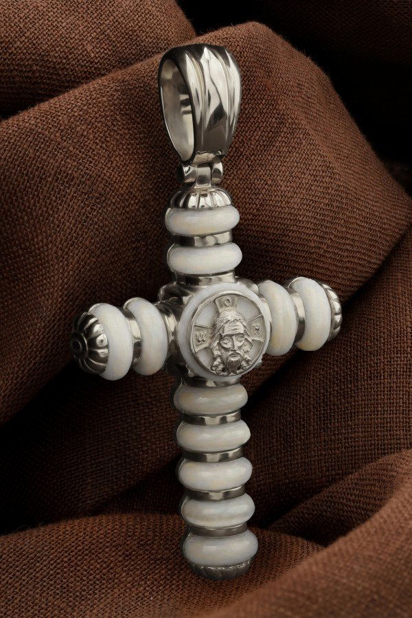 Крест из белого золота c кахолонгом