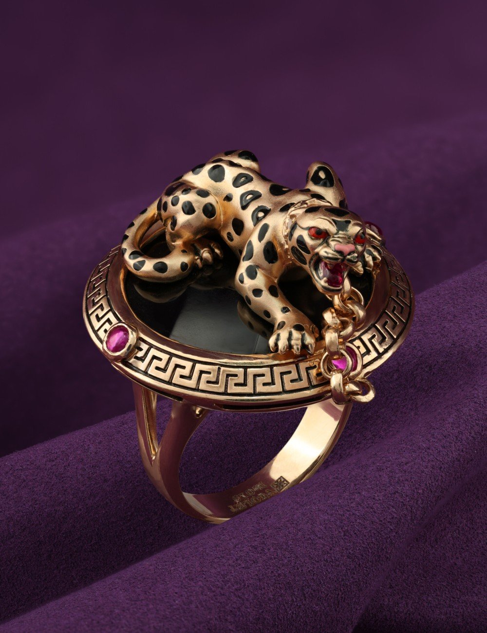 Кольцо из золота c эмалью, ониксом и рубином