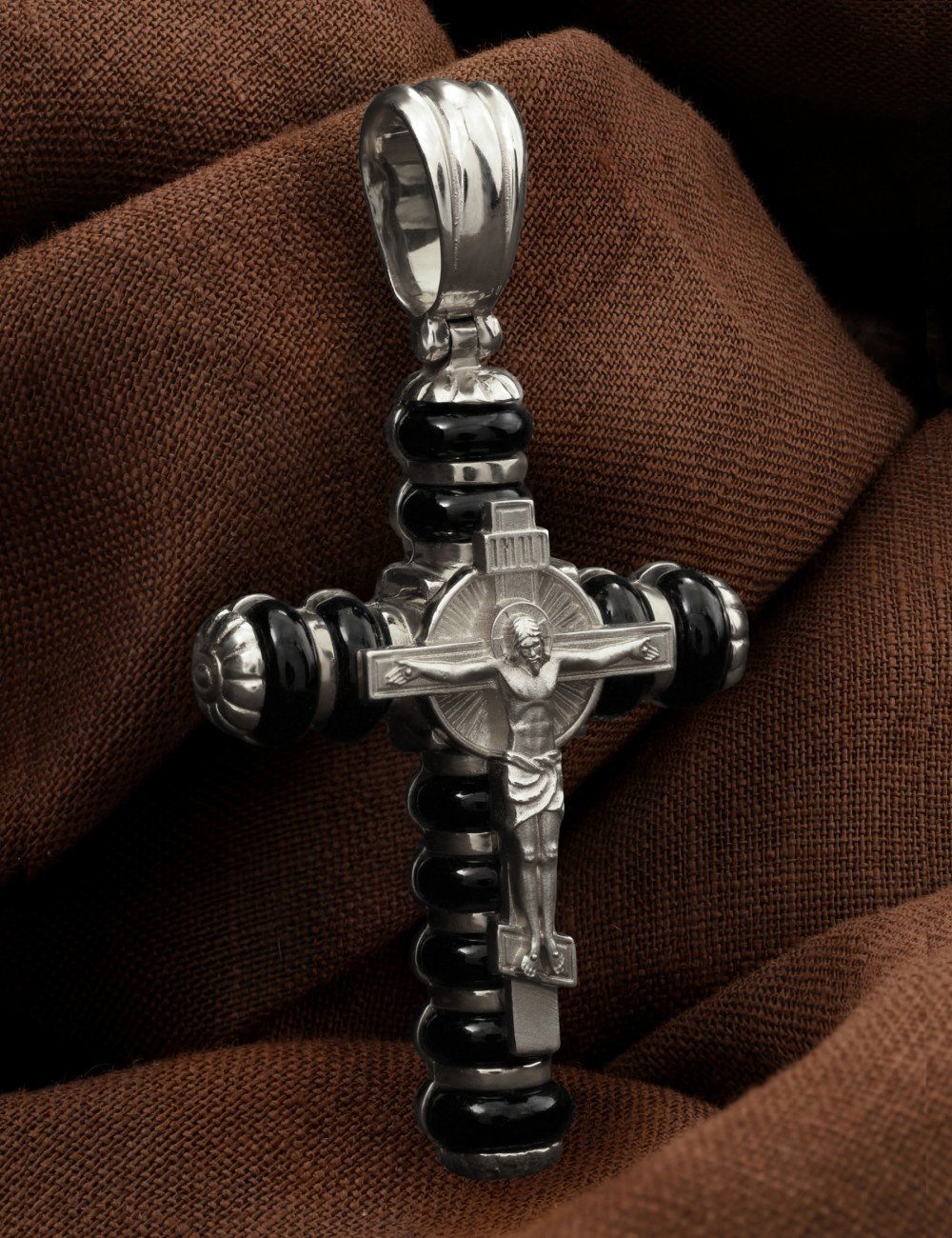 Крест из белого золота c ониксом