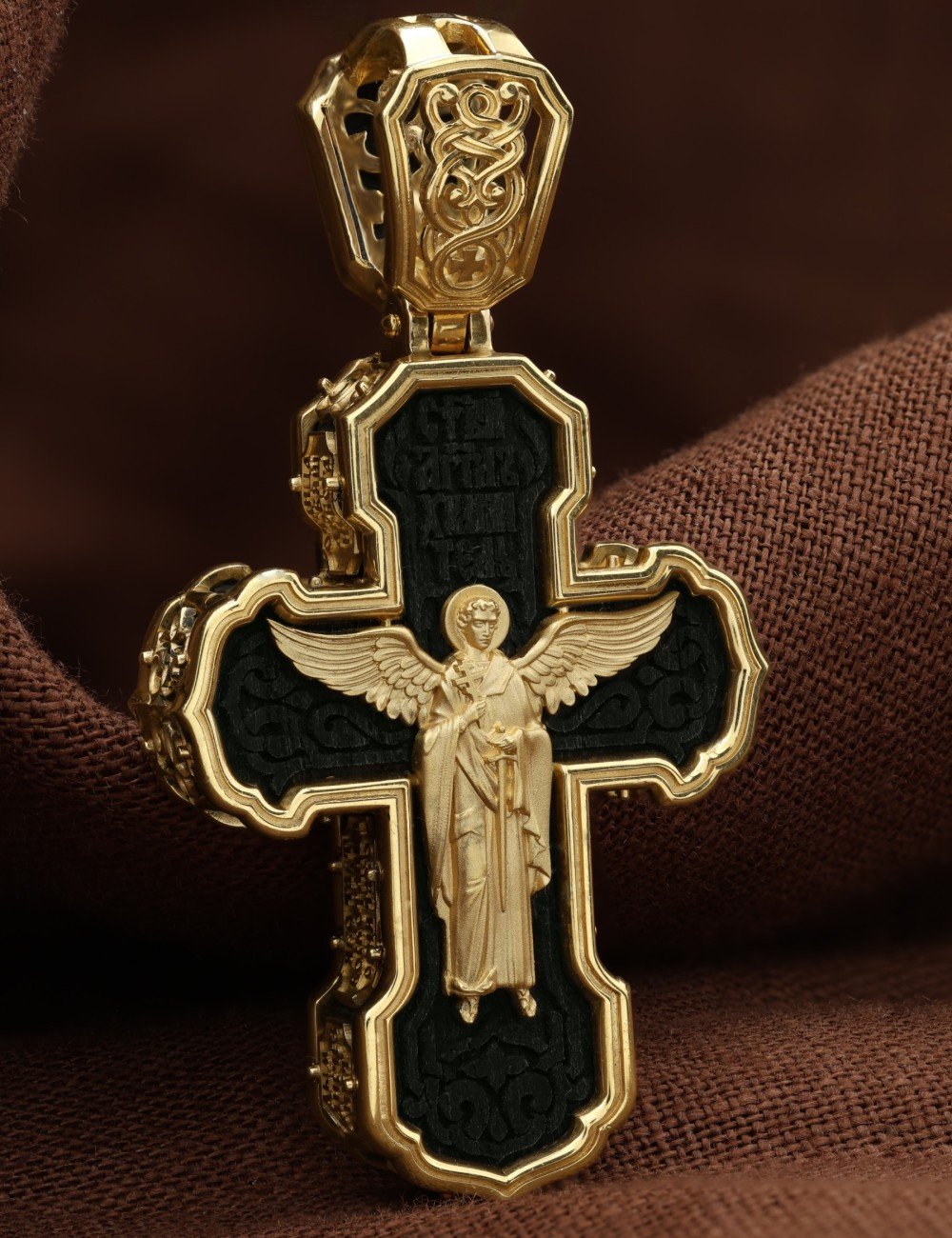 Крест из лимонного золота c эбеновым деревом