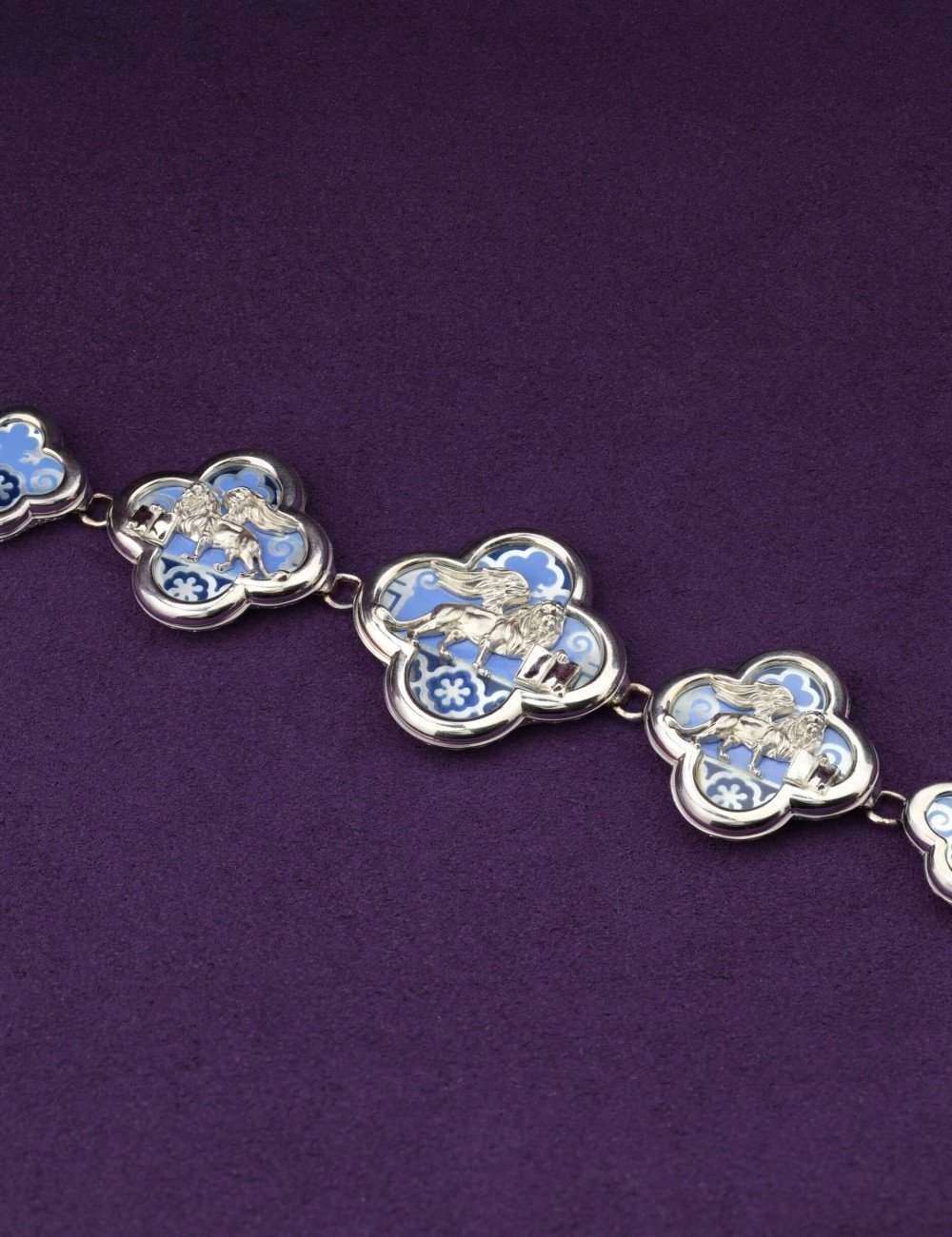 Браслет из белого золота c эмалью, жемчугом и перламутром