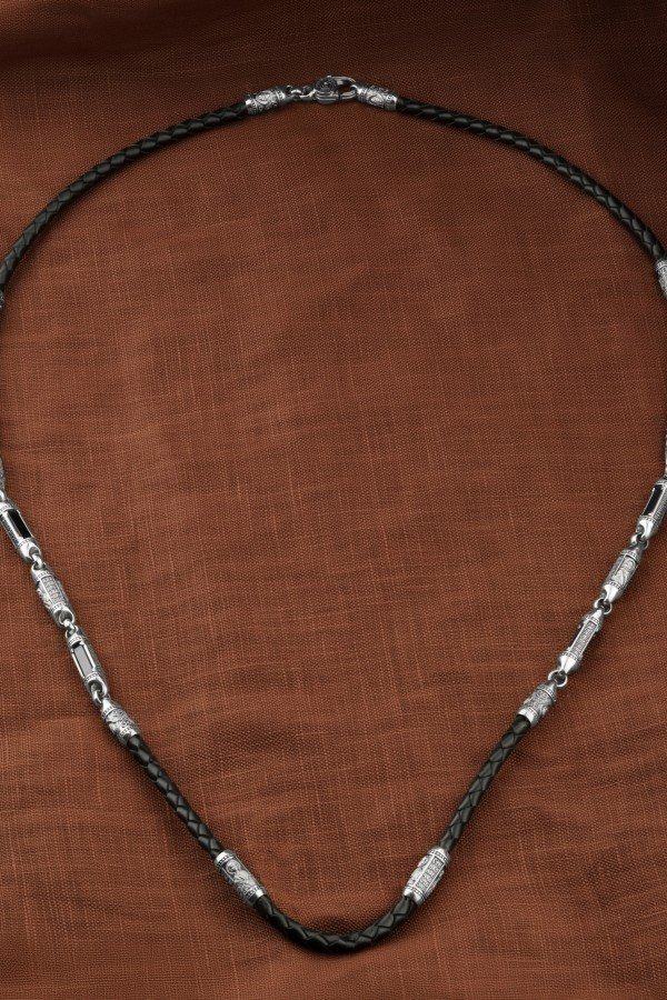 Гайтан из белого золота c кожаным шнурком и ониксом