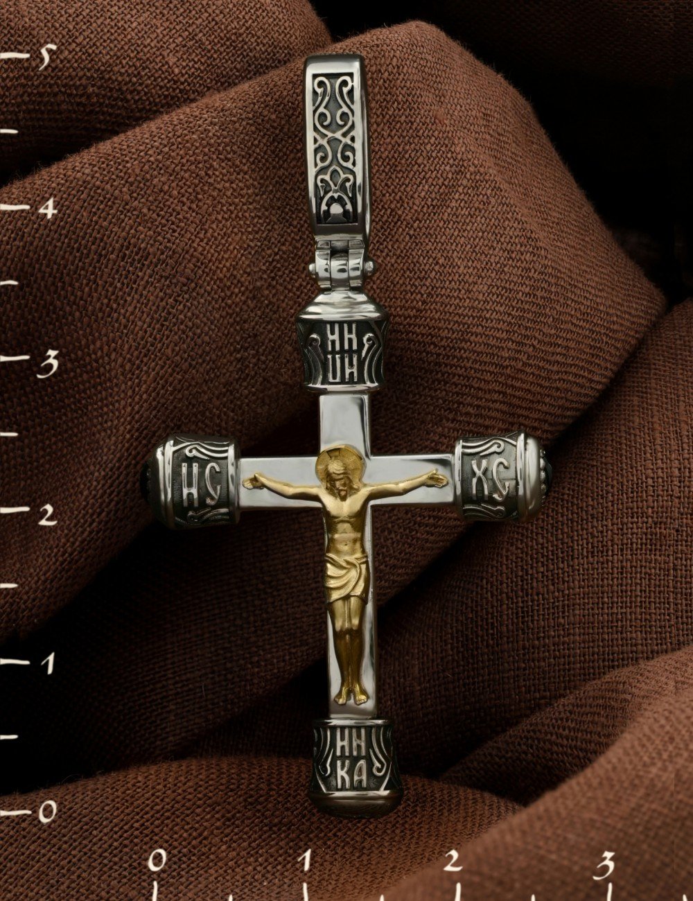 Крест из белого золота c ониксом