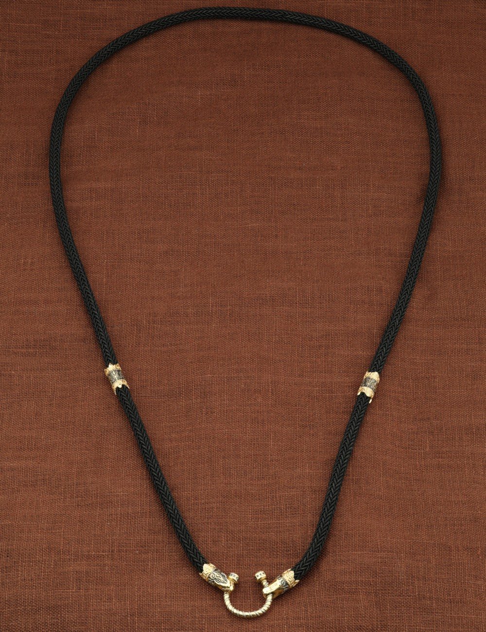 Шнурок шёлковый из лимонного золота c шёлковым шнурком