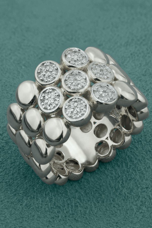 Кольцо из белого золота c бриллиантами и рубином