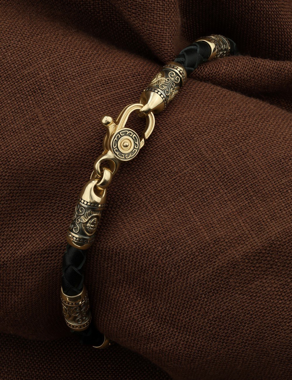 Браслет из лимонного золота c кожаным шнурком