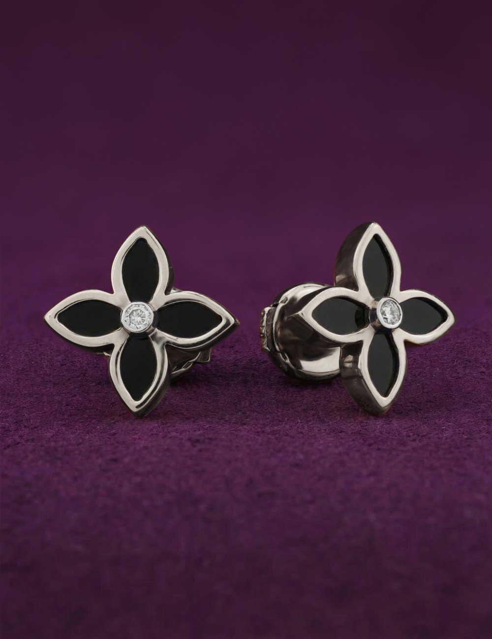 Серьги из белого золота c бриллиантами и ониксом