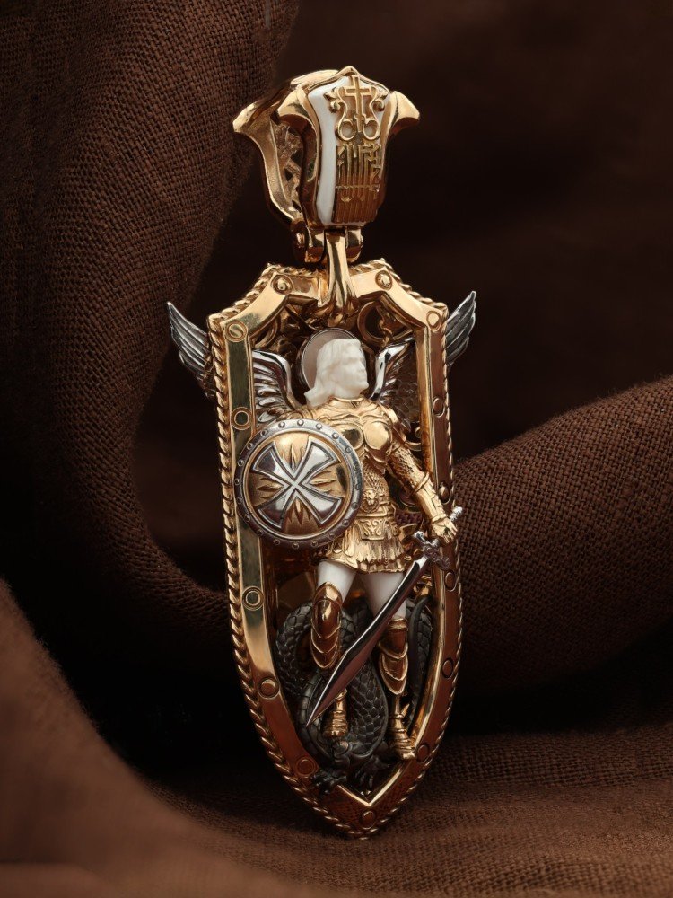 Нательная икона из красного золота 585 пробы c эмалью и бивнем мамонта