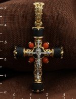 Крест из лимонного золота c ониксом и кораллом
