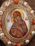 Образок из золота c эмалью, жемчугом, кораллом и перламутром