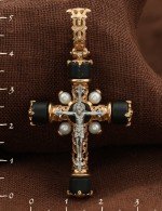 Крест из золота c жемчугом и ониксом