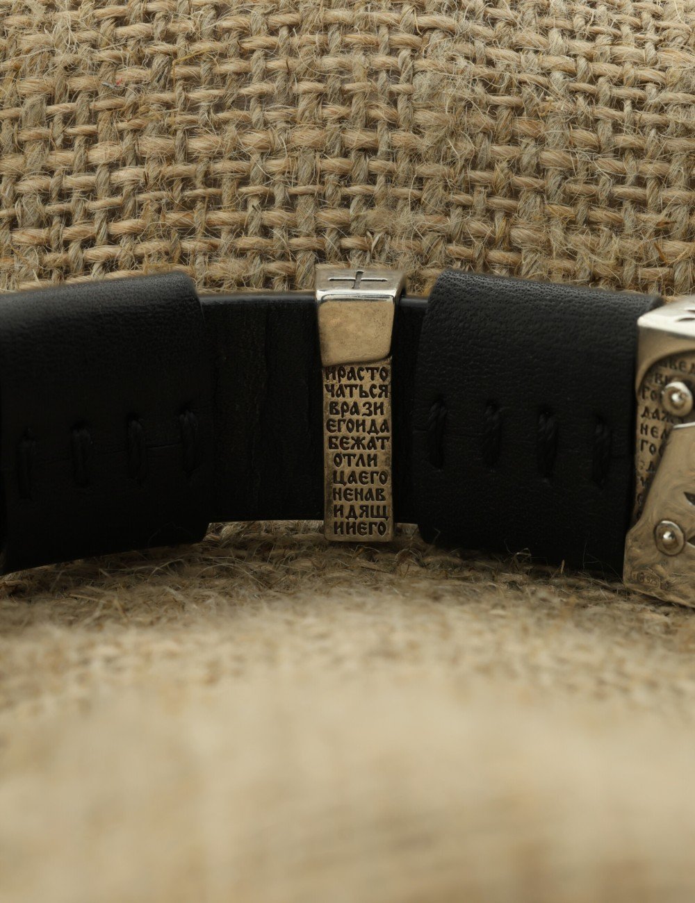 Браслет из серебра c кожаным шнурком