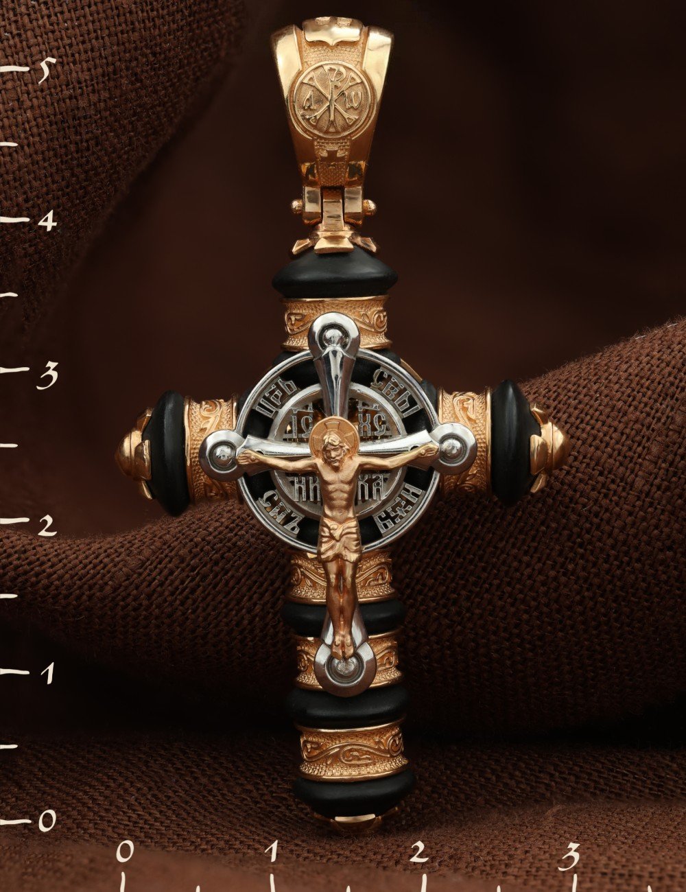 Крест из золота c ониксом