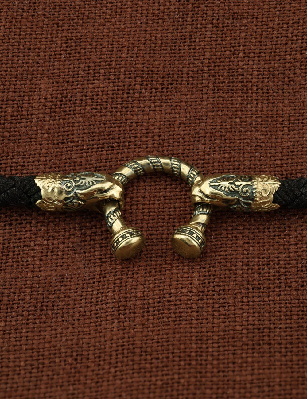 Шнурок шёлковый из зелёного золота c шёлковым шнурком