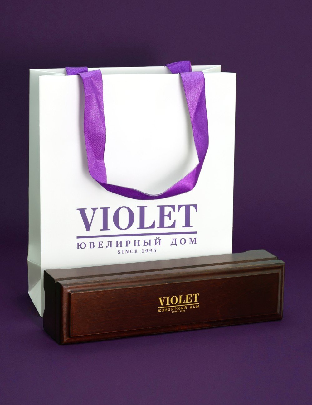 Браслет из белого золота c эмалью, бриллиантами, кожаным шнурком и ониксом