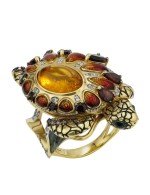 Кольцо из лимонного золота c эмалью, фианитом, гранатом и янтарём