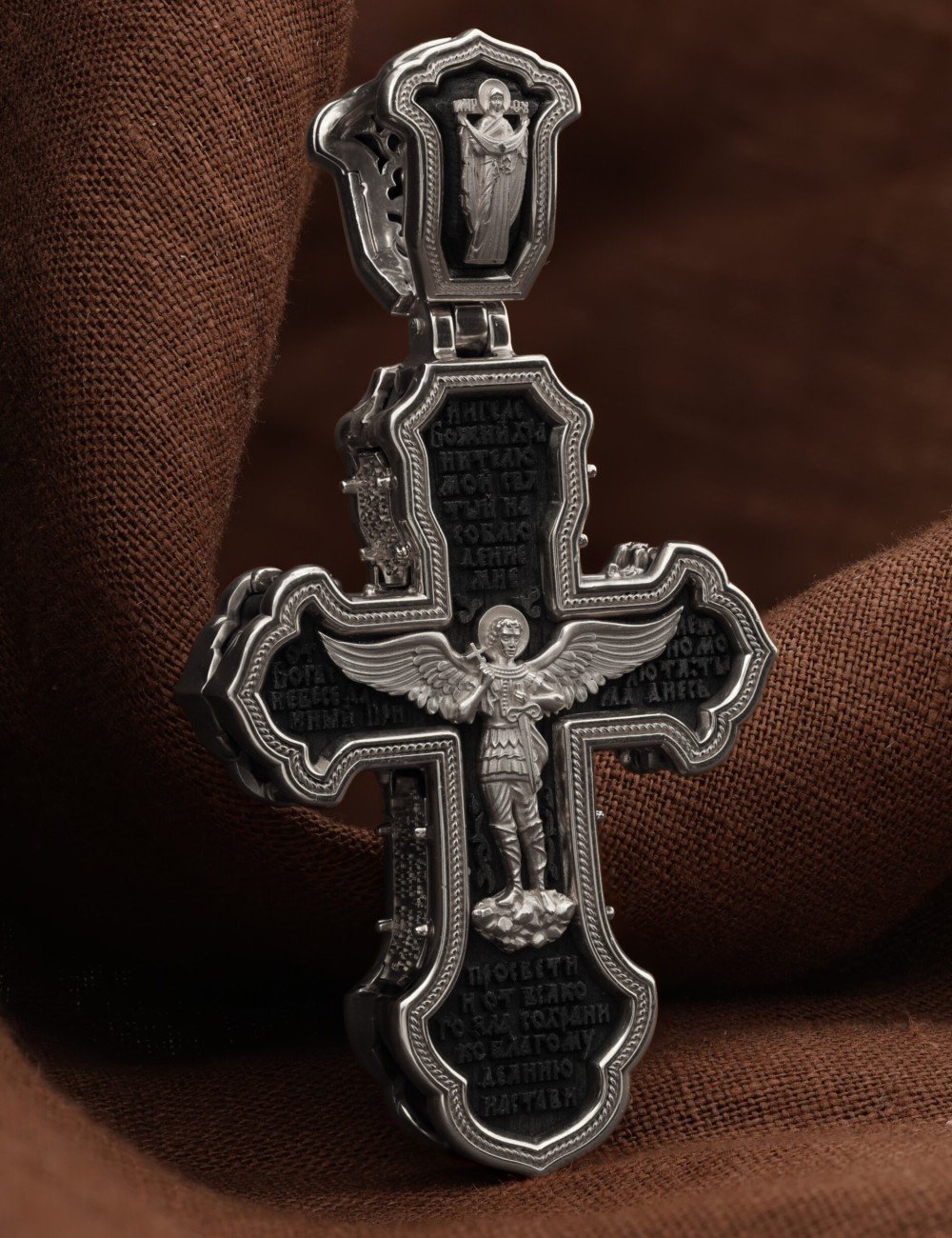 Крест из белого золота c эбеновым деревом